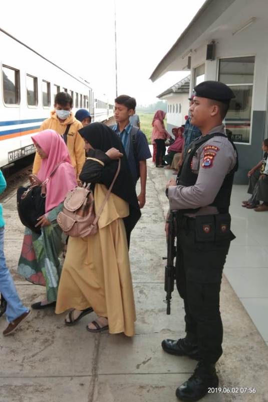 Dit Samapta Polda Banten Amankan Arus Mudik di Stasiun Kereta Api