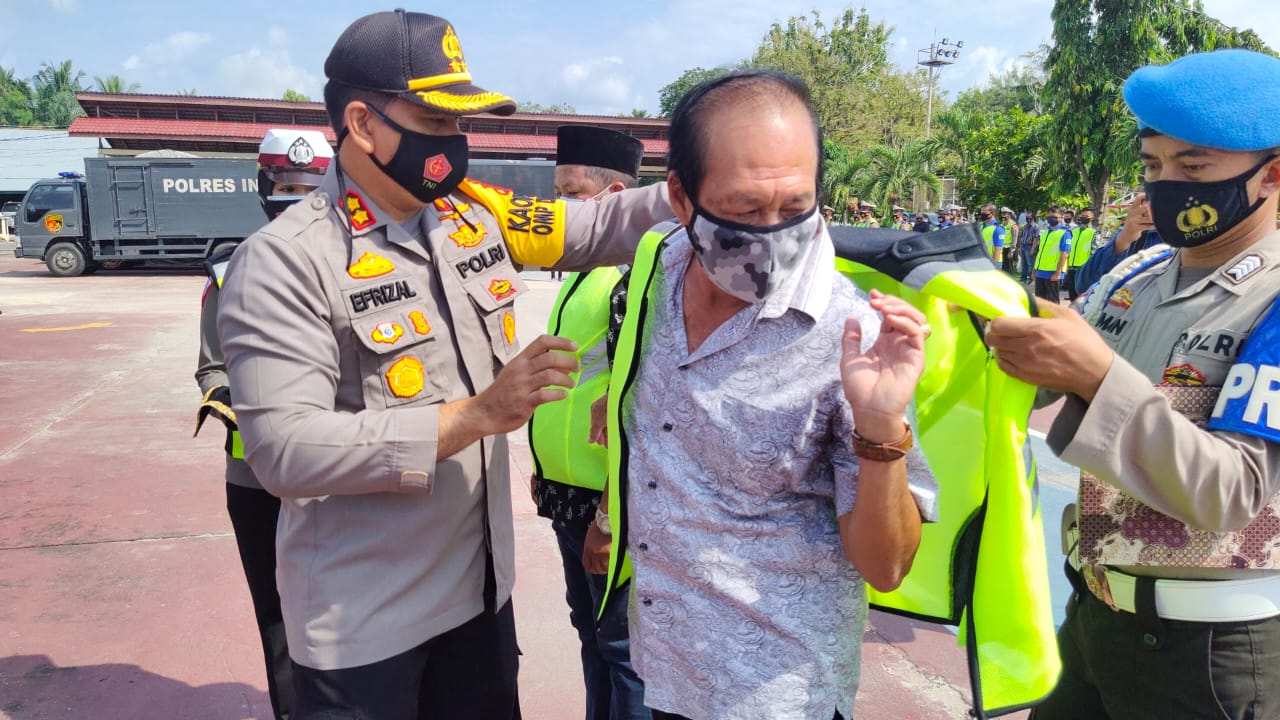 Kapolres Inhu Serahkan Rompi Relawan Covid-19 dan Gandeng STIE-I Untuk Bagikan Bantuan