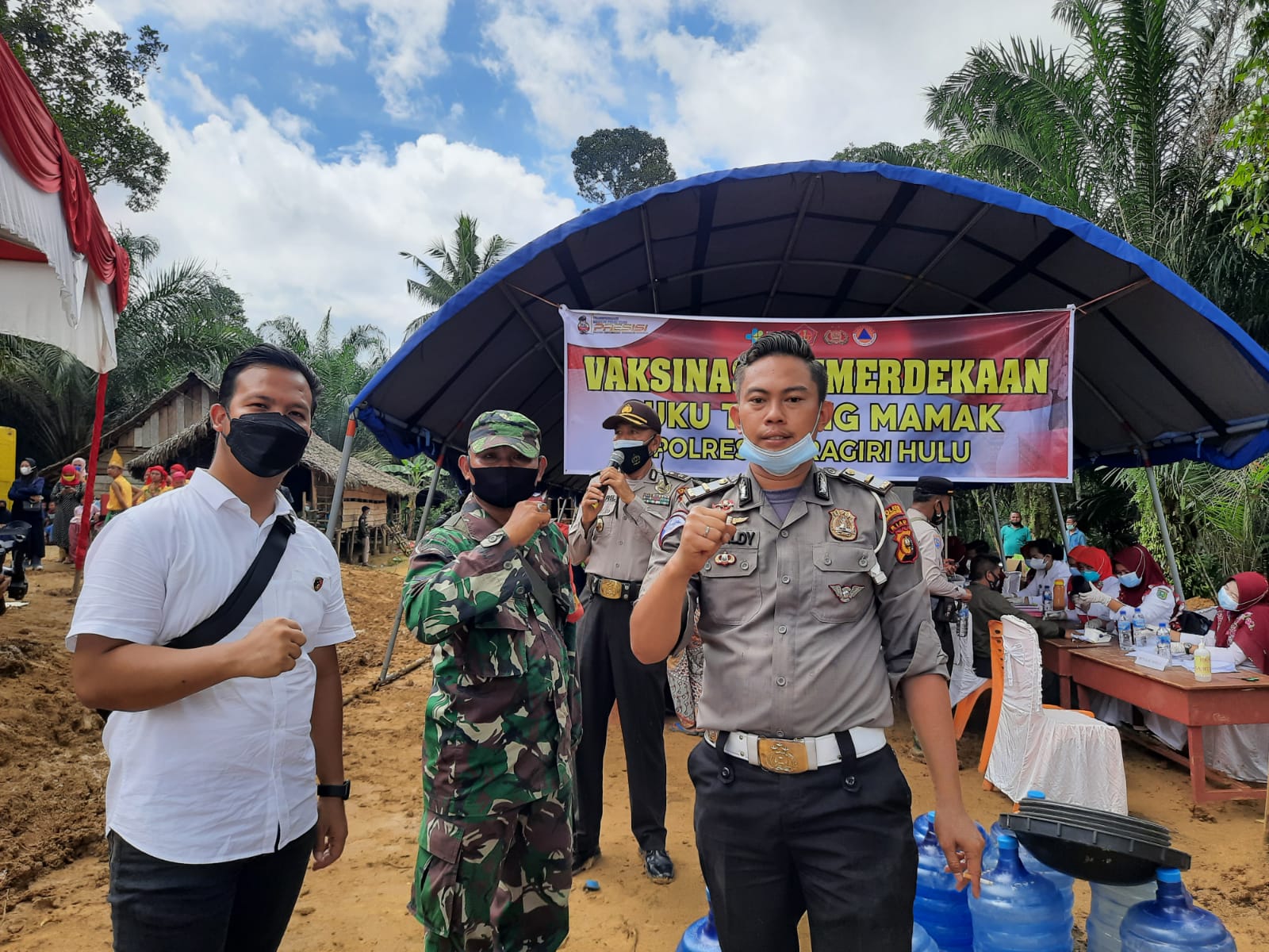 Polres Inhu Sediakan 300 Vaksinasi Untuk Suku Talang Mamak di Rakit Kulim