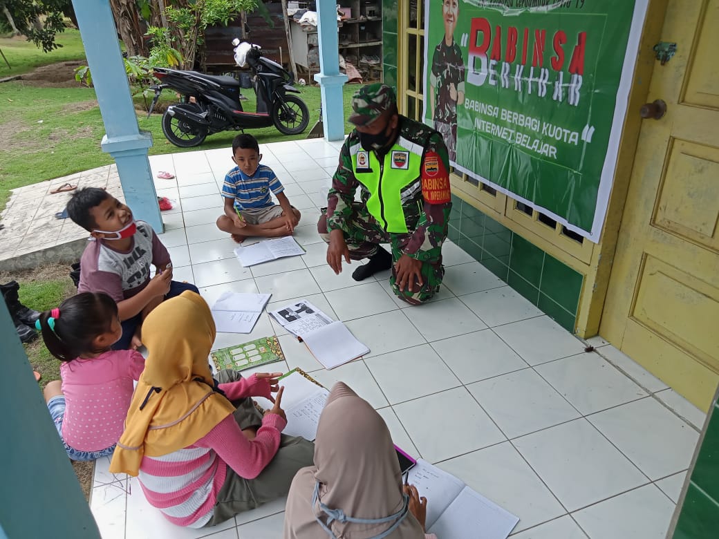 Babinsa Sengkemang Bimbing Siswa SD Belajar Daring di Rumah Warga