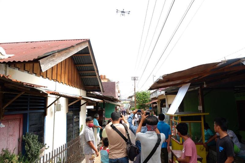 Polda Riau Kerahkan Drone Spraying Untuk Penyemprotan Pemukiman Warga
