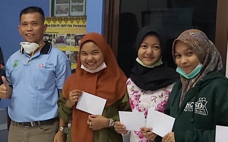 Tiap Semester, Puluhan Mahasiswa Berprestasi Terima Beasiswa CSR PT IKPP Perawang