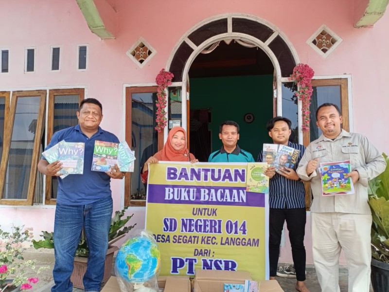 PT NSR Salurkan Bantuan Buku Bacaan Untuk SDN 014 Segati