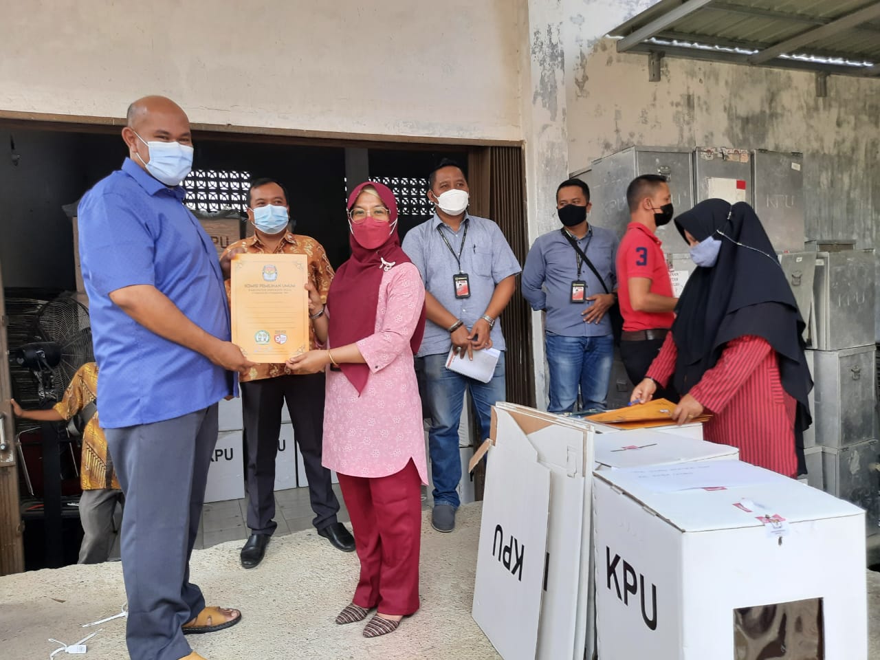 Ambil Daftar Hadir-KWK TPS 3 Desa Ringin, KPU Inhu Buka Kotak Suara