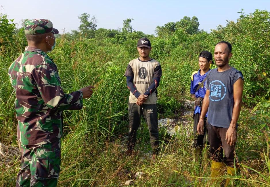 Cegah Karhutla, Sertu TH Hutagalung Sisir Lokasi Yang Rawan Terbakar