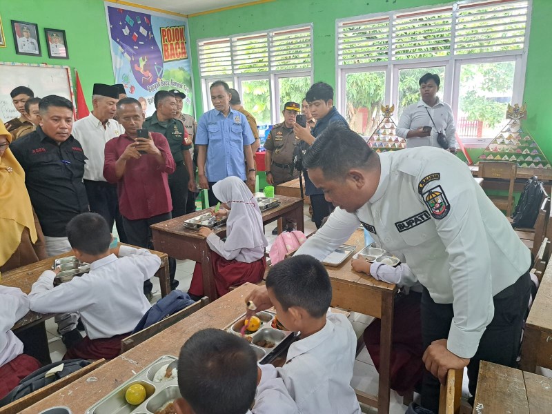 Bupati Zukri Tinjau Peluncuran Program MBG di SDN 005 Desa Makmur