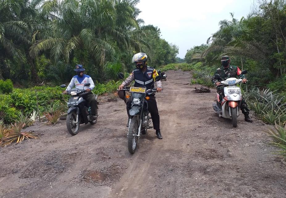 Cegah Karhutla, Serda Sarju Cek Kebun Warga Dengan Sepeda motor