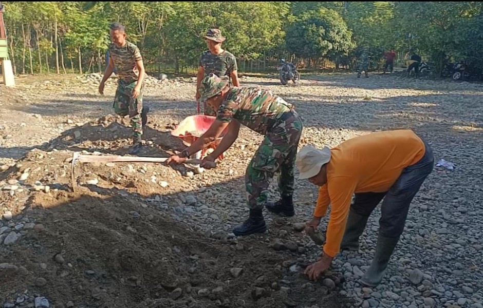 Satgas TMMD Ke-129 Kodim 0102/Pidie Bersama Warga Bersihkan Lokasi Pembangunan MCK dan Sumur Bor