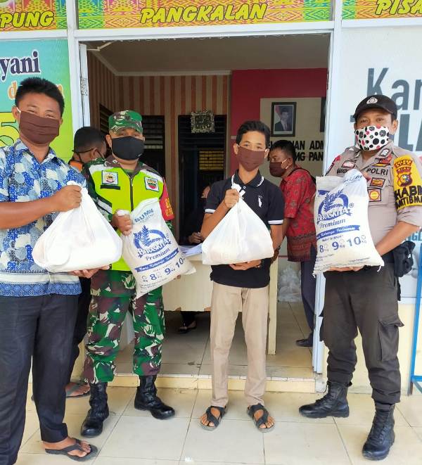 Babinsa Pangkalan Pisang Dampingi Penghulu Berikan Bantuan Dari Pemkab Siak