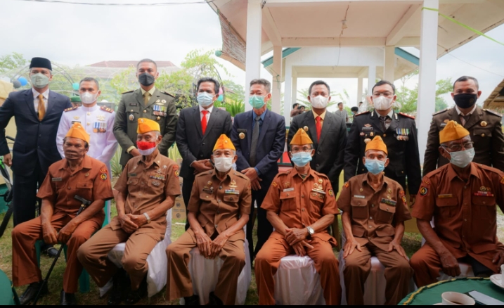HUT TNI Ke-76 di Makodim Rohil, Legiun Veteran Terima Bingkisan
