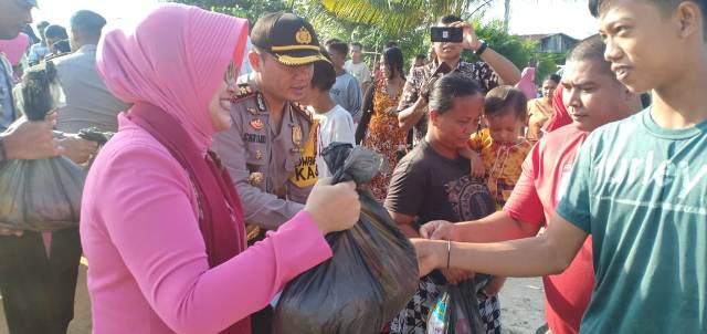 Giat Jum'at Sedekah, Polres Rokan Hilir Bagikan Sembako ke Warga Dusun Terminal