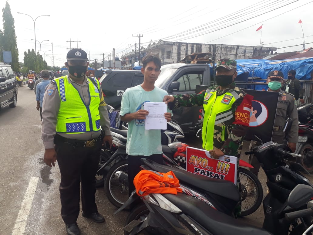Koptu Gunawan Tegakan Prokes Di Pasar Tuah Serumpun