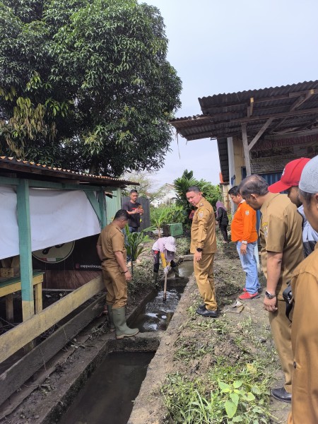 Usai Pimpin Rapat Satgas Penanggulangan Banjir, Wabup H. Husni Tamrin Langsung Turun ke Lapangan Pantau Proses Pembersihan Drainase