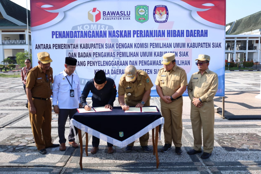 Bupati Siak, Ketua KPU dan Bawaslu, Tandatangan NPHD Pengawas dan Penyelenggara Pilkada 2024
