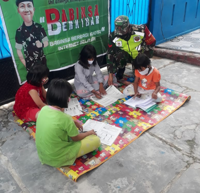 Tidak Kenal Lelah, Koptu Gunawan Bimbing Siswa SD Sri Gemilang Belajar  Daring