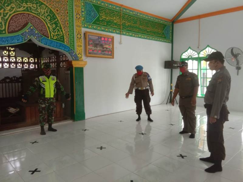 Sisir Rumah Ibadah, Rumah Makan dan Pertokoan, Serma Syafri Pastikan Warga Menjaga Jarak