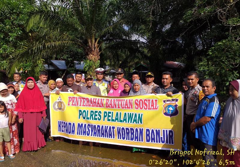 Diwakili Kapolseksubsektor, Kapolres Pelalawan Serahkan Bantuan Untuk Korban Banjir