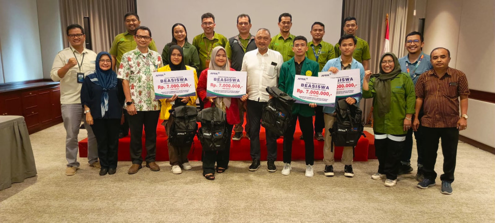 RAPP Serahkan Beasiswa Pendidikan untuk 85 Mahasiswa di Riau