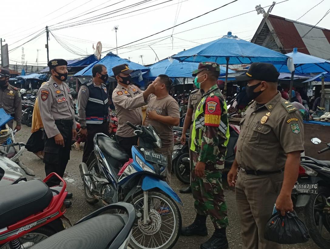 Sertu Uuk Sudarijanto Tegur 3 Warga Tidak Gunakan Masker
