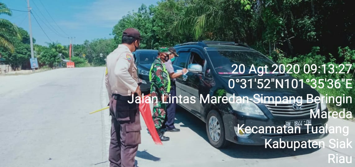 Serda Uuk Sudarijanto Periksa Pengendara Keluar Masuk Siak