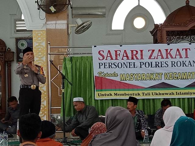 Polres Rokan Hilir Salurkan Zakat Profesi Personil Kepada Mustahik Warga Simpang Kanan