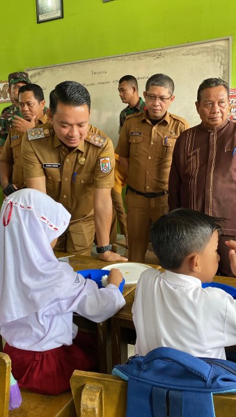 Wabup Husni Tamrin Tinjau Pelaksanaan MBG di SDN 008 Simpang Kualo Pangkalan Kerinci