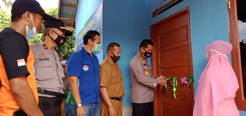 Diiringi Cucuran Air Mata, Ibu Duma Terima Kunci Rumah Dari Kapolres Inhu