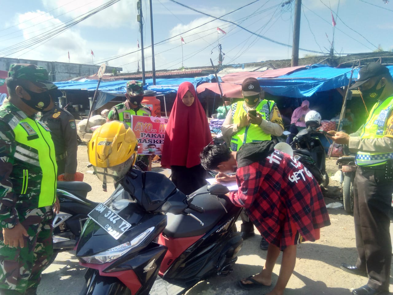 Agar Masyarakat Tualang Tetap Sadar Patuhi Prokes, Serda Uuk Sudarijanto Beri Hukuman ke Pelanggar