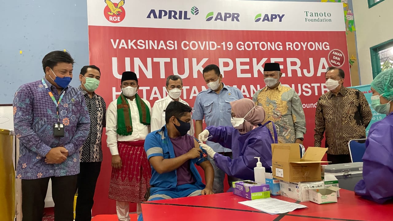Tinjau Vaksinasi Gotong Royong Perdana di Riau, Ini Harapan Bamsoet