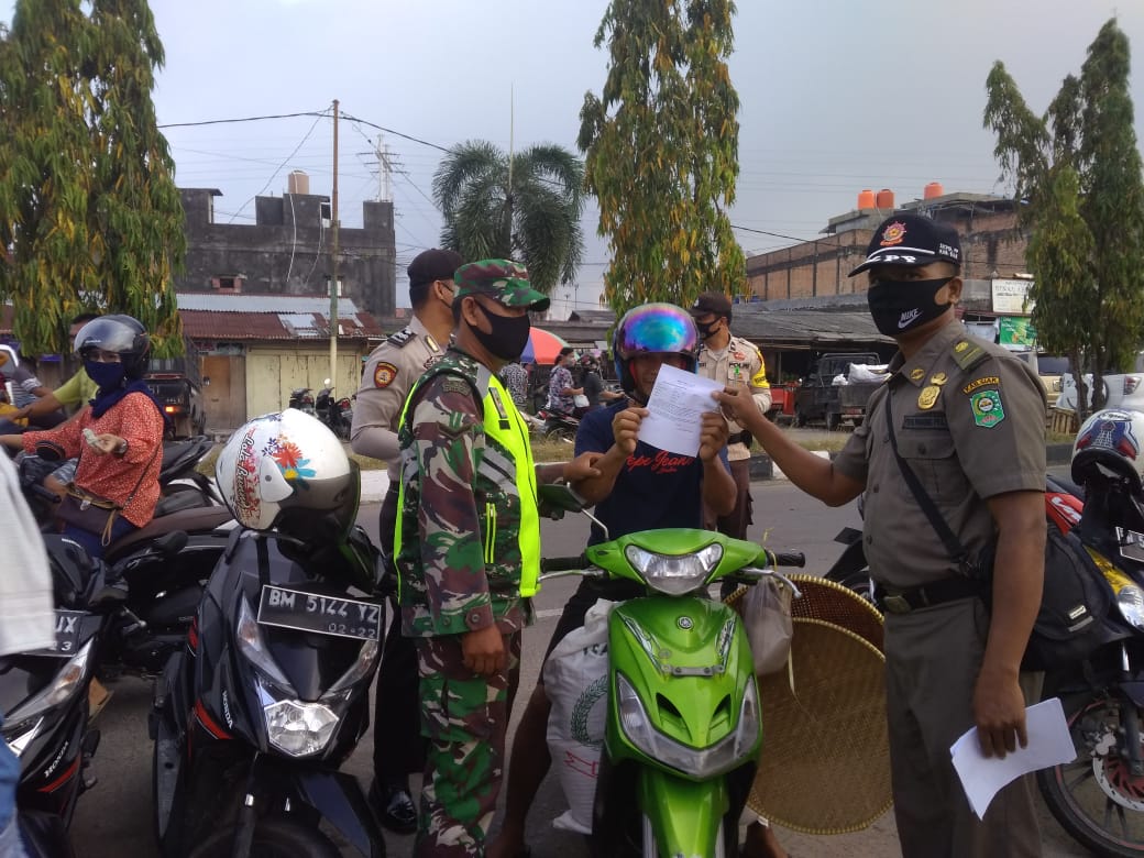 Tak Pakai Masker, Serda Purnomo Beri Teguran