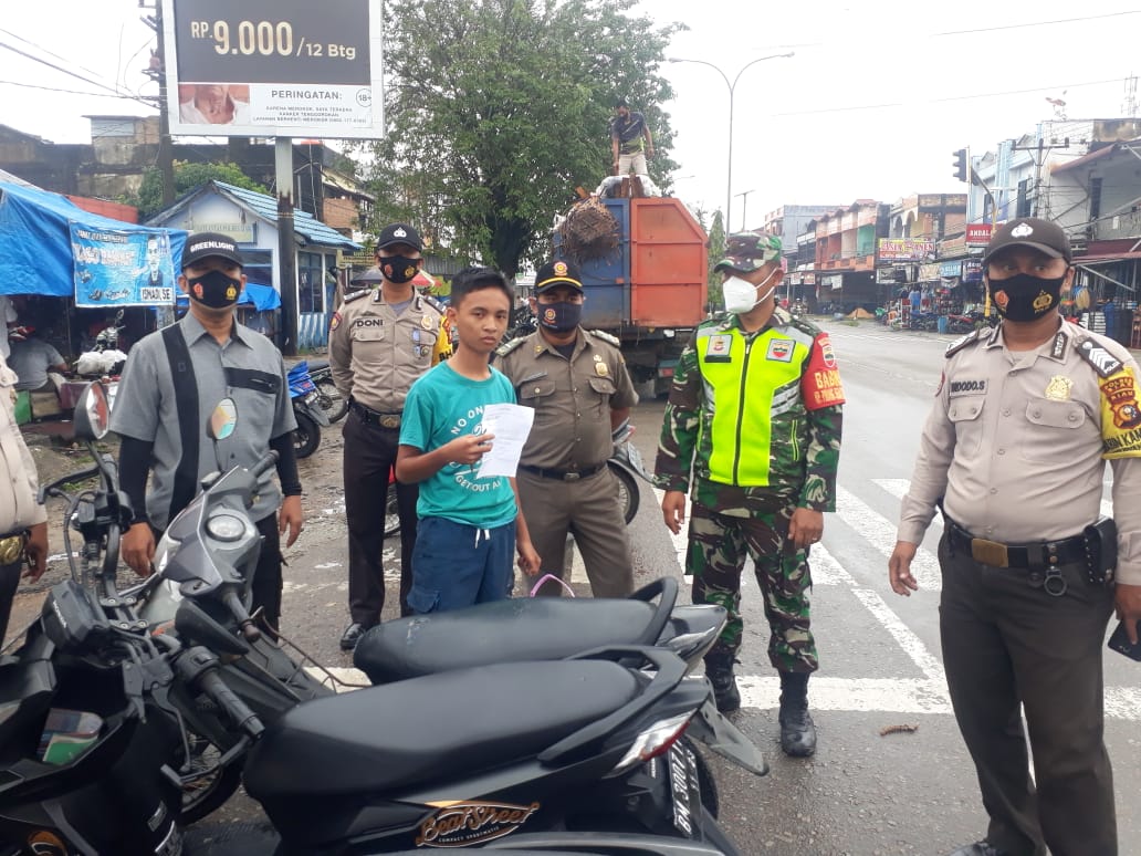 Pastikan Masyarakat Ikuti Prokes, Sertu TH Hutagalung Sisir Pasar Tuah Serumpun