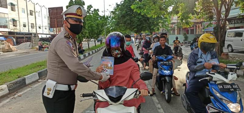 Sebar Brosur, Polres Siak Mengingatkan Masyarakat Tunda Mudik