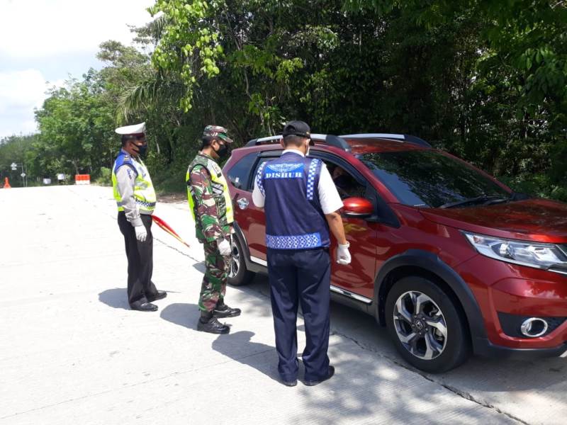 Kopda Heri K Cek Kendaraan Yang Keluar Masuk di Pospan Kampung Tengah 