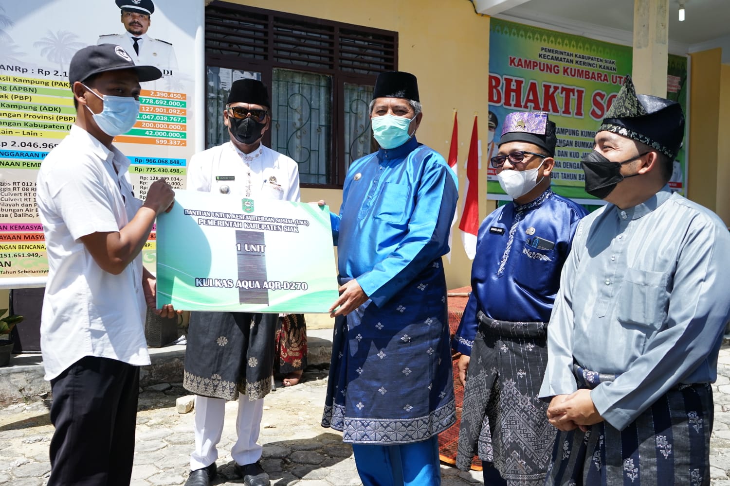 Hadir di Acara Bakti Sosial, Bupati Alfedri Serahkan Sejumlah Bantuan