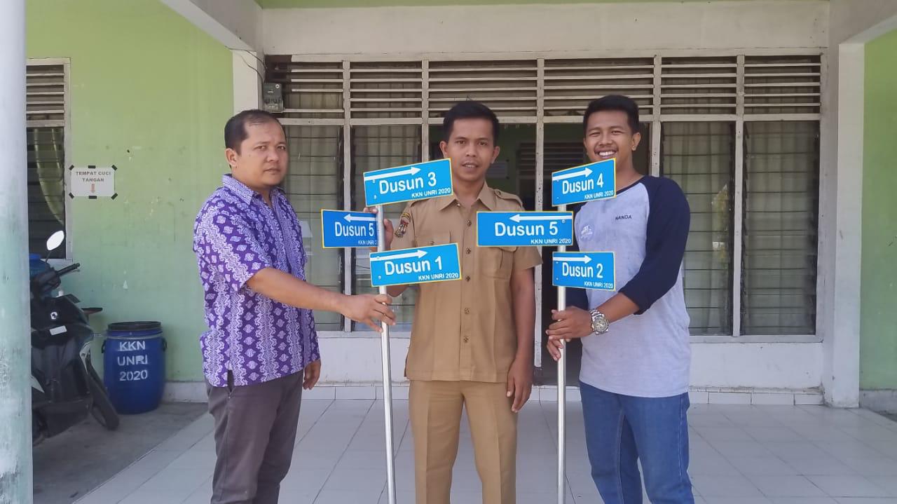 Tim Kukerta Balek Kampung UNRI Pasang Tanda Nama Gang, Jalan Serta Dusun di Desa Kualu