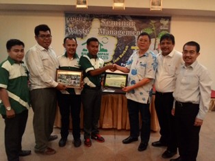 * Ubah Sampah Jadi Uang, Puluhan Pemuda Ikuti Seminar Bank Sampah *.