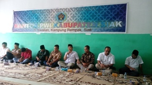 Sambil Duduk Lesehan, Bacawagub Riau Hardianto Silahtuhrahmi Dengan Insan Pers Siak