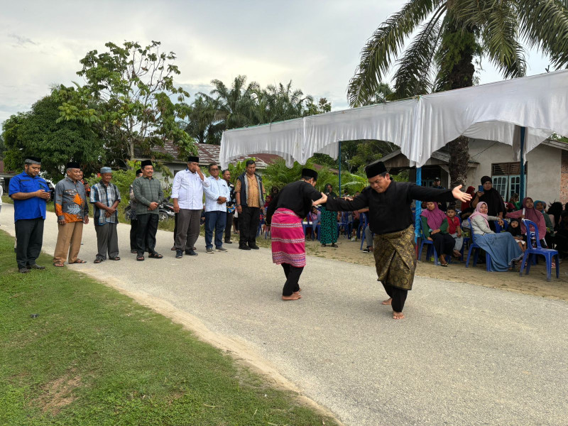 Meriah, Kedatangan Alfedri-Husni Disambut Kesenian Pencak Silat Pangean di Kampung Dayun