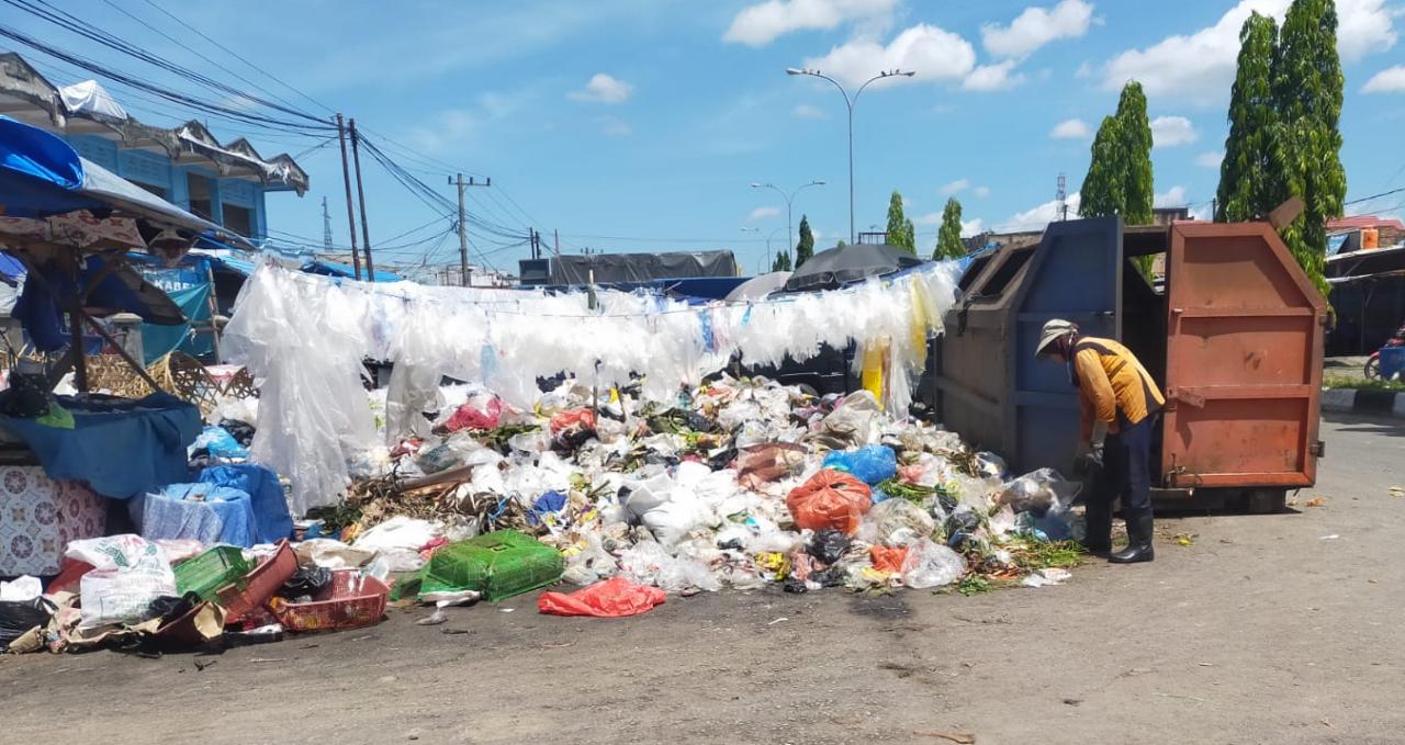 Pedagang Kesal, Tiap Hari Dikutip Uang Kebersihan Sampah Tetap Bertumpuk