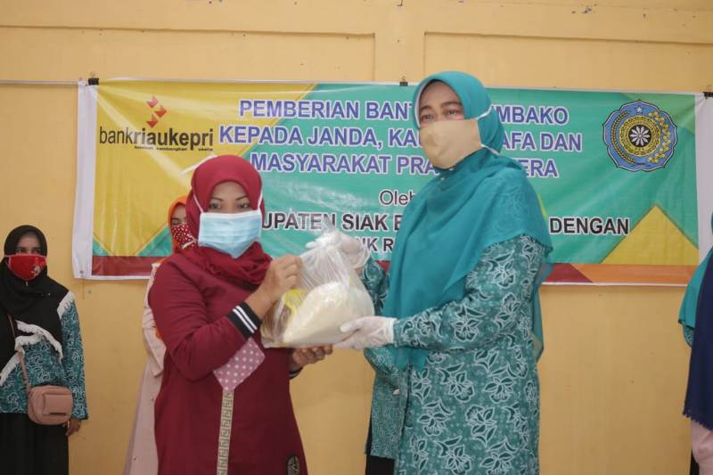 Dampak Covid-19, TP PKK Siak Distribusikan 100 Paket Sembako di Koto Gasib dan Bungaraya