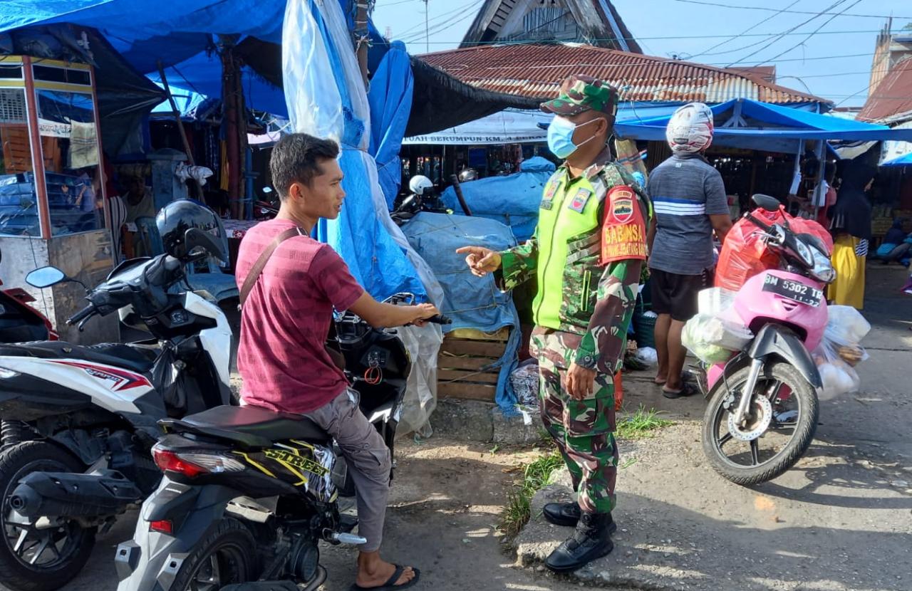 Saat Belanja, Sertu TH Hutagalung Ingatkan Warga Ikuti Prokes