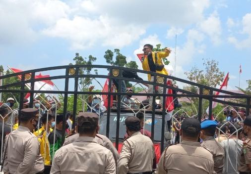 Demo ke Kantor Bupati, Masa Minta Izin Perkebunan PT DSI Dicabut