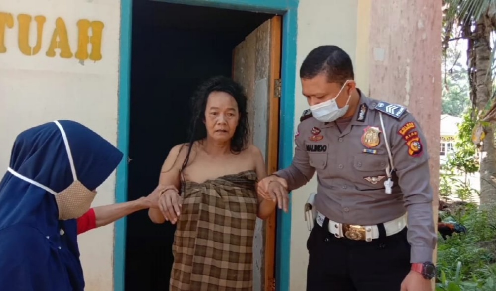 Jiwa Sosial Brigadir Malindo, Menuai Pujian Dari Kades Samiun dan Kapolres
