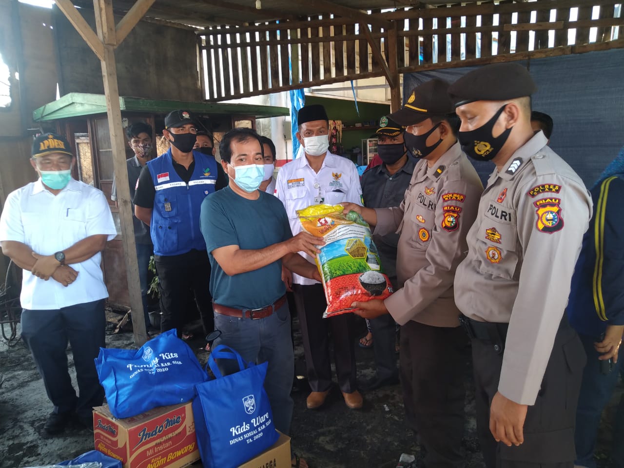 Kurangi Beban Korban Kebakaran di Depan PT Habi, Polsek Tualang Berikan Paket Sembako