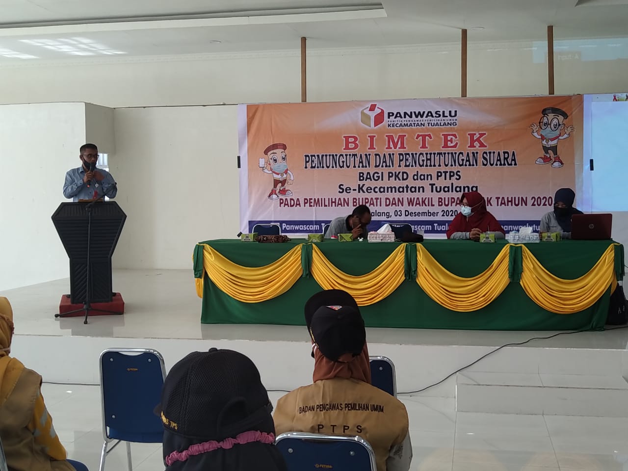 Panwascam Pastikan PTPS Bersihkan APK Dan BK Paslon Bupati Siak Dihari Tenang