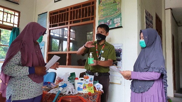 Tinjau Fasilitas Umum Cegah Covid-19, Bupati Harris Apresiasi Langkah PT RAPP Bantu APD