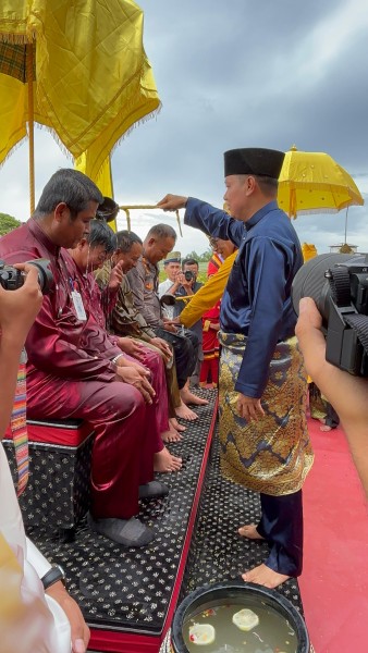 Menyambut Bulan Suci Ramadhan, Wabup H. Husni Tamrin Ikuti Prosesi Upacara Adat Mandi Belimau Sultan