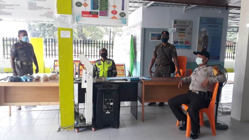 Sertu Alex Pardosi Lakukan Pengamanan di Posko Puskesmas Perawang