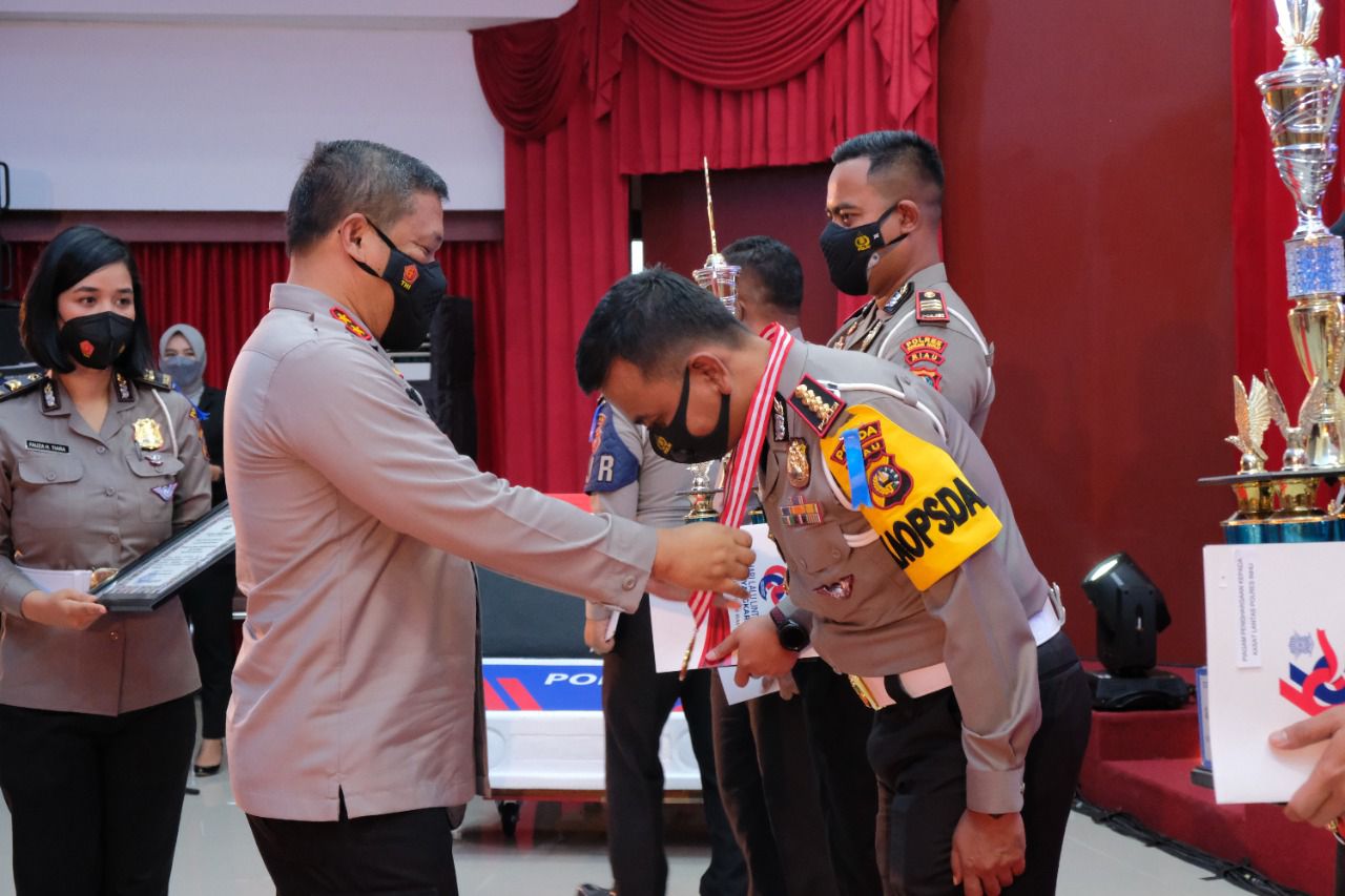 Sempena HUT Lalulintas ke 66, Kapolda Riau Berikan Penghargaan Personel Berprestasi