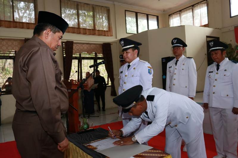 Bupati Siak Alfedri Lantik 7 Pj Penghulu Kampung